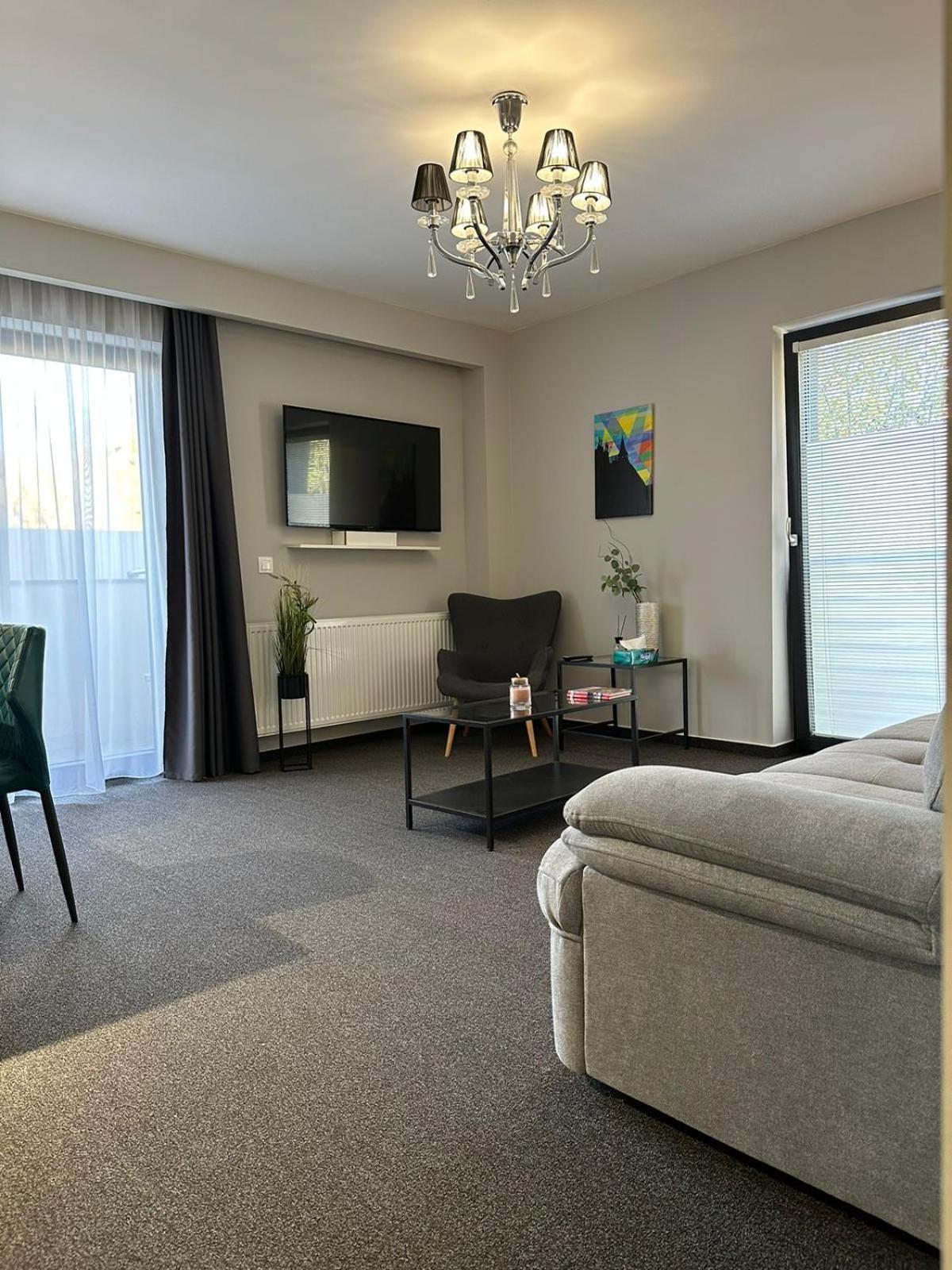 Luxury Glam Apartments & Studios Near Coresi Mall Braşov Buitenkant foto